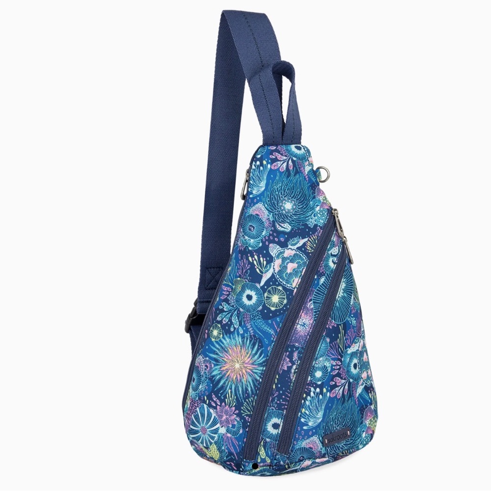 HOST PICK- SAKROOTS REPREVE “ON THE GO MDNIGHT SEA BAG” /NWT